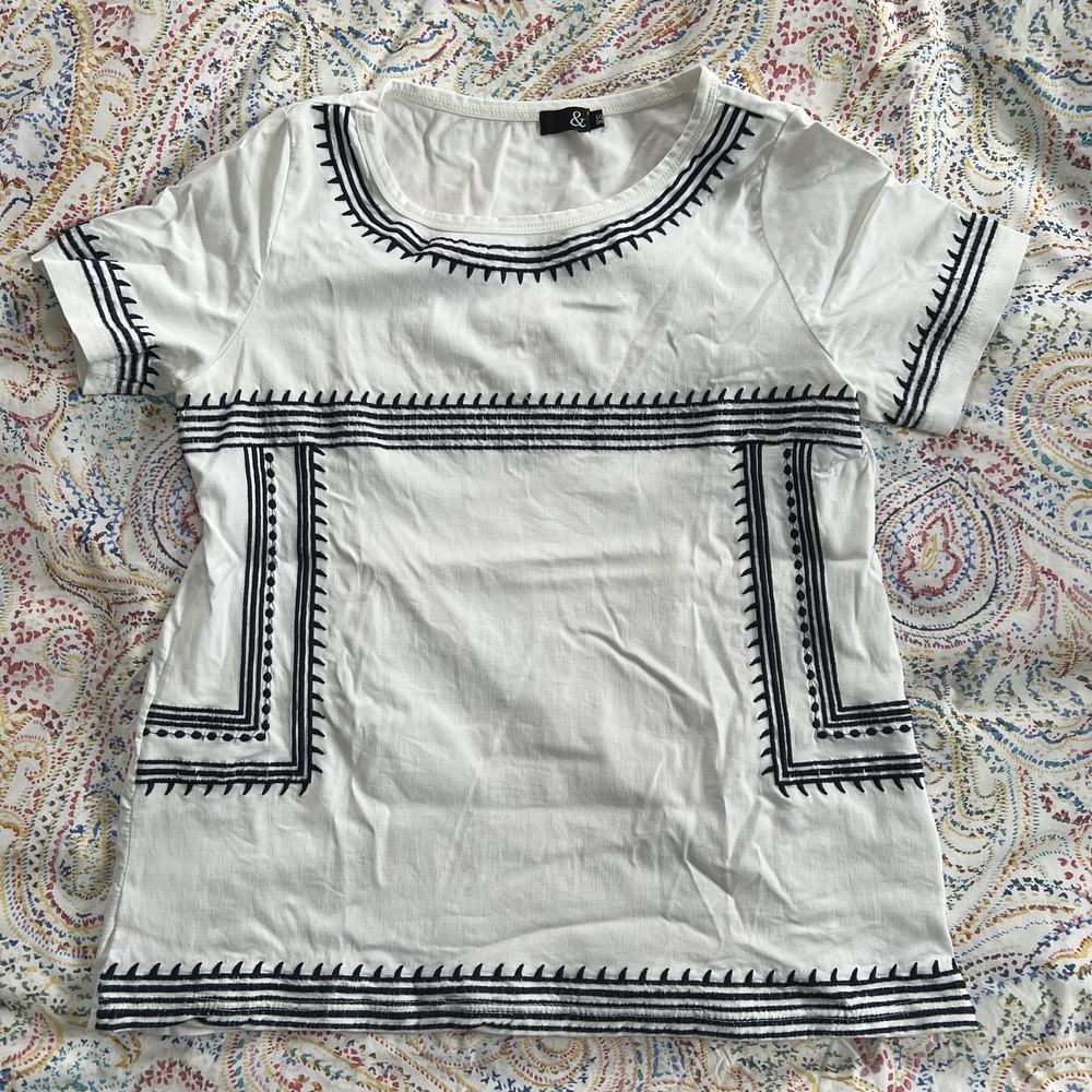 VGUC Ampersand embroidered short-sleeve top